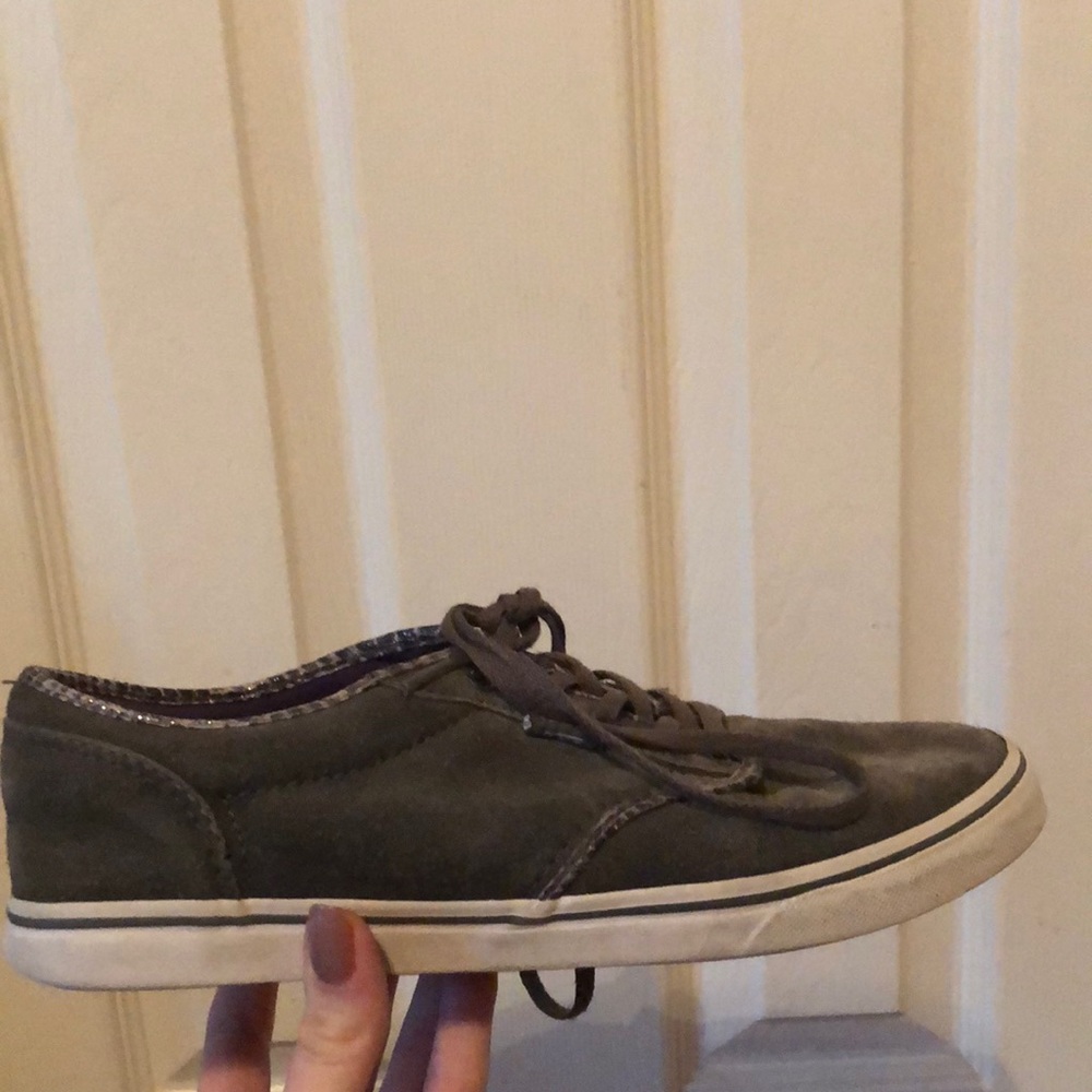 Grey low top vans.
